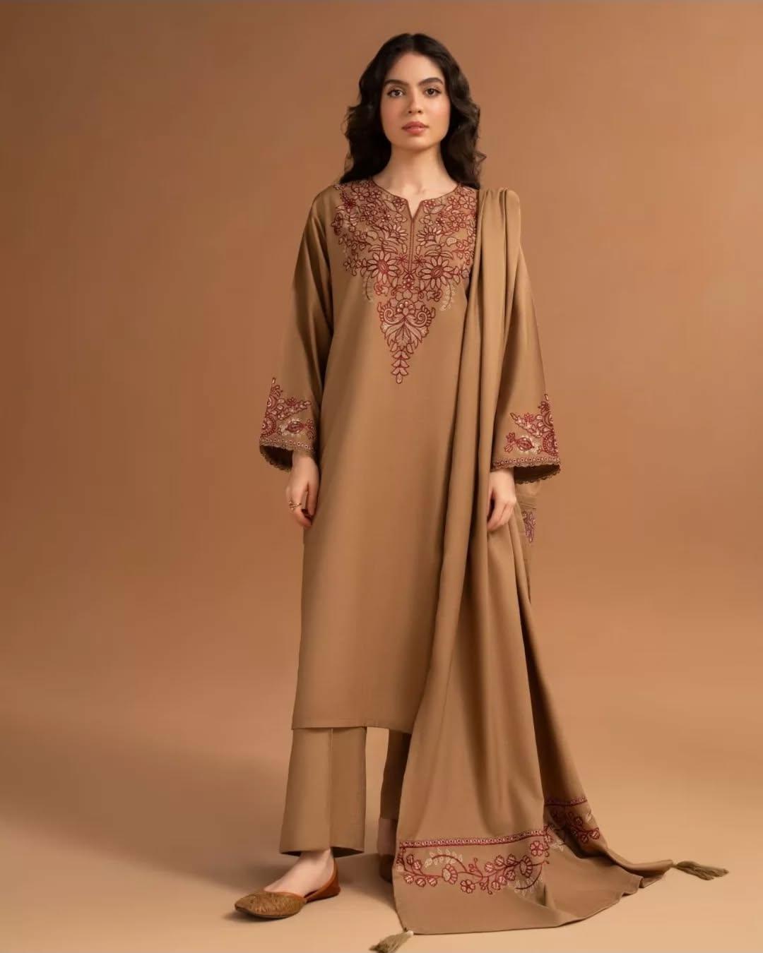 3 PIECE - SMOKY BROWN EMBROIDRED SUIT - Alifneesaz